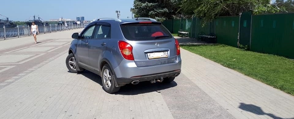 Астраханца возмутили автомобили, паркующиеся на набережной Волги