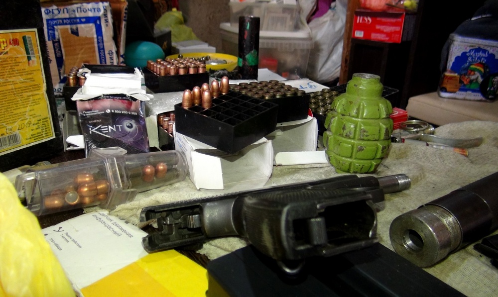 Дома у астраханца нашли гранату, пулемет и пистолет Макарова