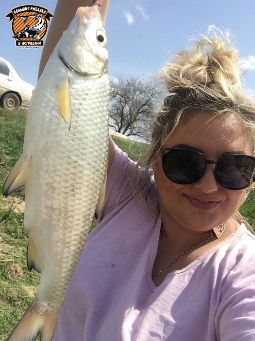 Астраханка поймала воблу внушительных размеров