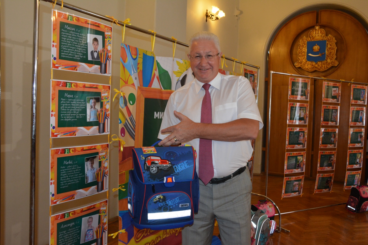 Министры Астраханской области собирают первоклашек в школу