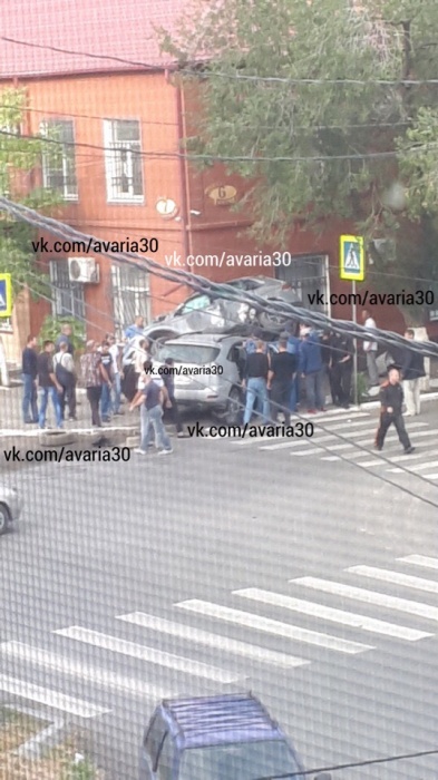 Жуткая авария в Астрахани: Одна машина взгромоздилась на другую