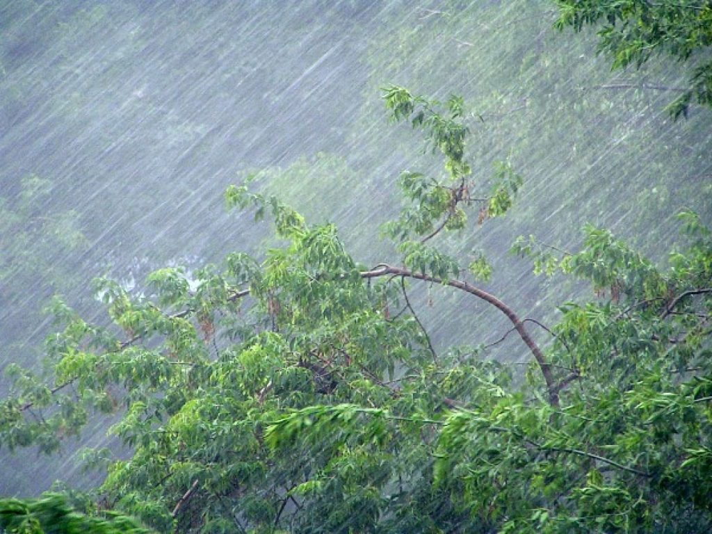 Астраханцам обещают резкое ухудшение погоды: ветер, грозу и даже град