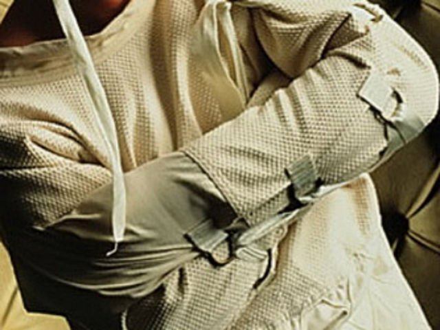 Психически больной астраханец демонстрировал детям из окна половой орган