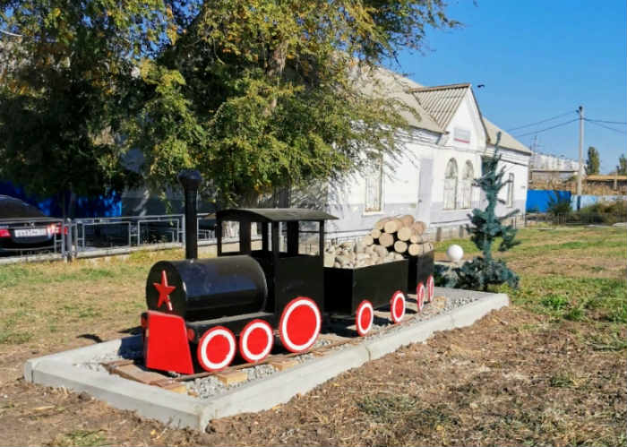 Миниатюрный паровоз с двумя грузовыми вагонами установлен на станции Кутум Астраханского региона ПривЖД 