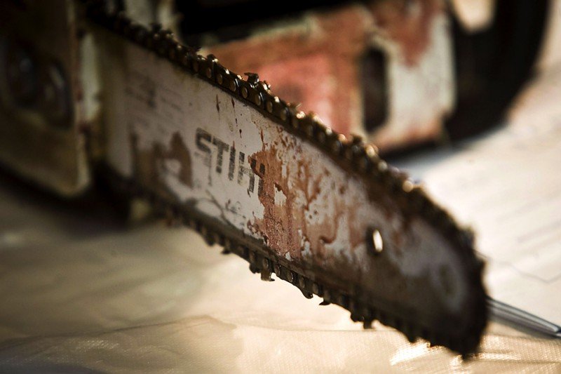 Астраханец выбросил в Кутум бензопилу