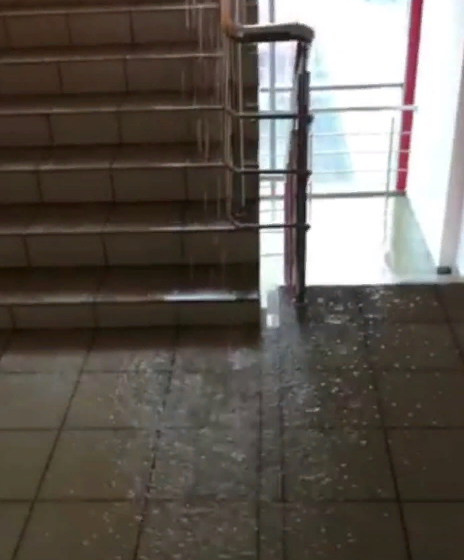 В новом корпусе АГУ идёт ливень не хуже, чем на улице