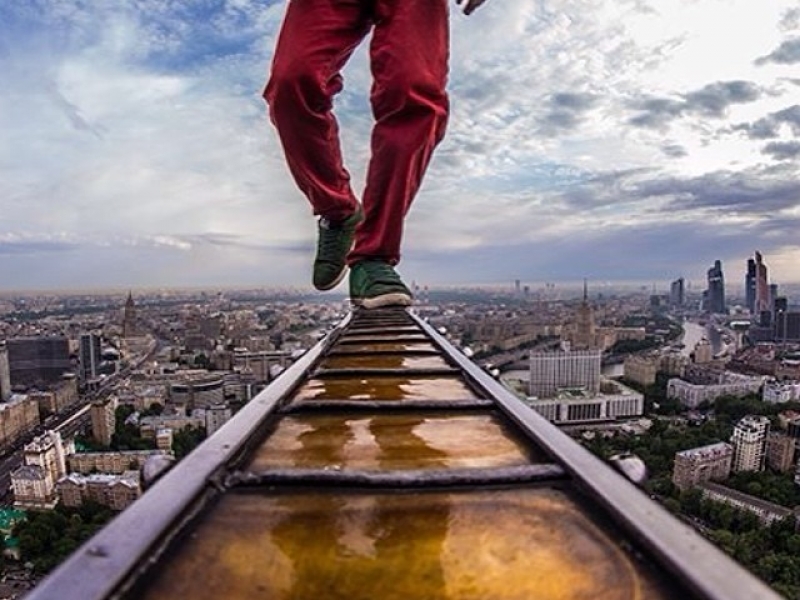 В Астрахани подростки снимают опасные прогулки по крыше (ВИДЕО)