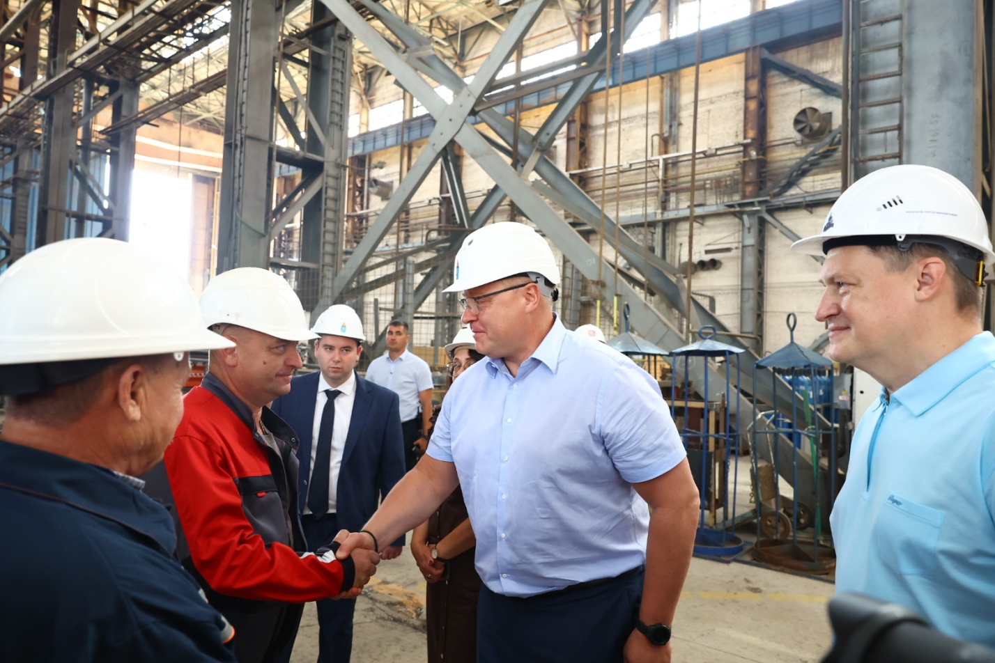 Астраханский губернатор посетил судостроительный завод в Красных Баррикадах