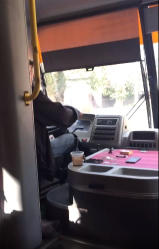 Не нравится, валите отсюда: в астраханской маршрутке засняли перепалку водителя с женщиной-пассажиром