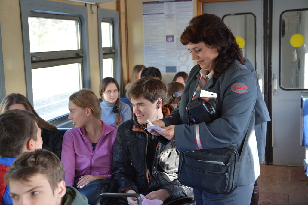 Для астраханских школьников и студентов возобновляется скидка 50% на билет в пригородные поезда