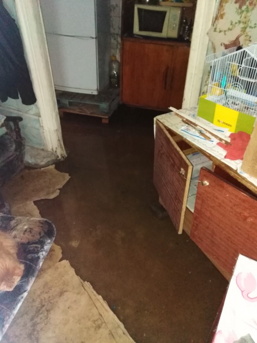 В Астрахани после дождя затопило квартиру