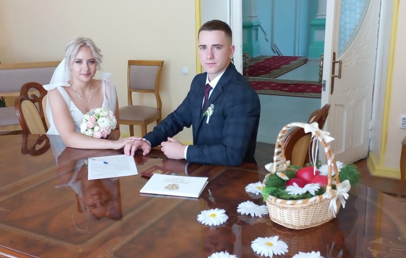 В День семьи любви и верности в Астрахани поженились 25 пар