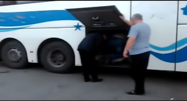 Пассажиры рейсового автобуса ехали в Астрахань в багажнике. Видео