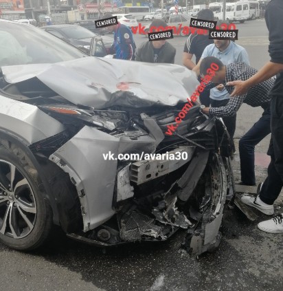 В Астрахани фура "Магнита" столкнулась с "Лексусом"