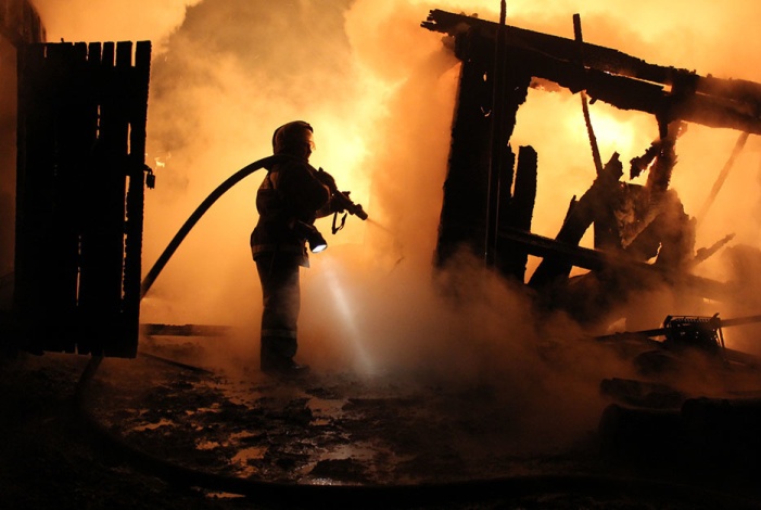 За шесть часов в Астраханской области произошли три крупных пожара. Есть погибшая