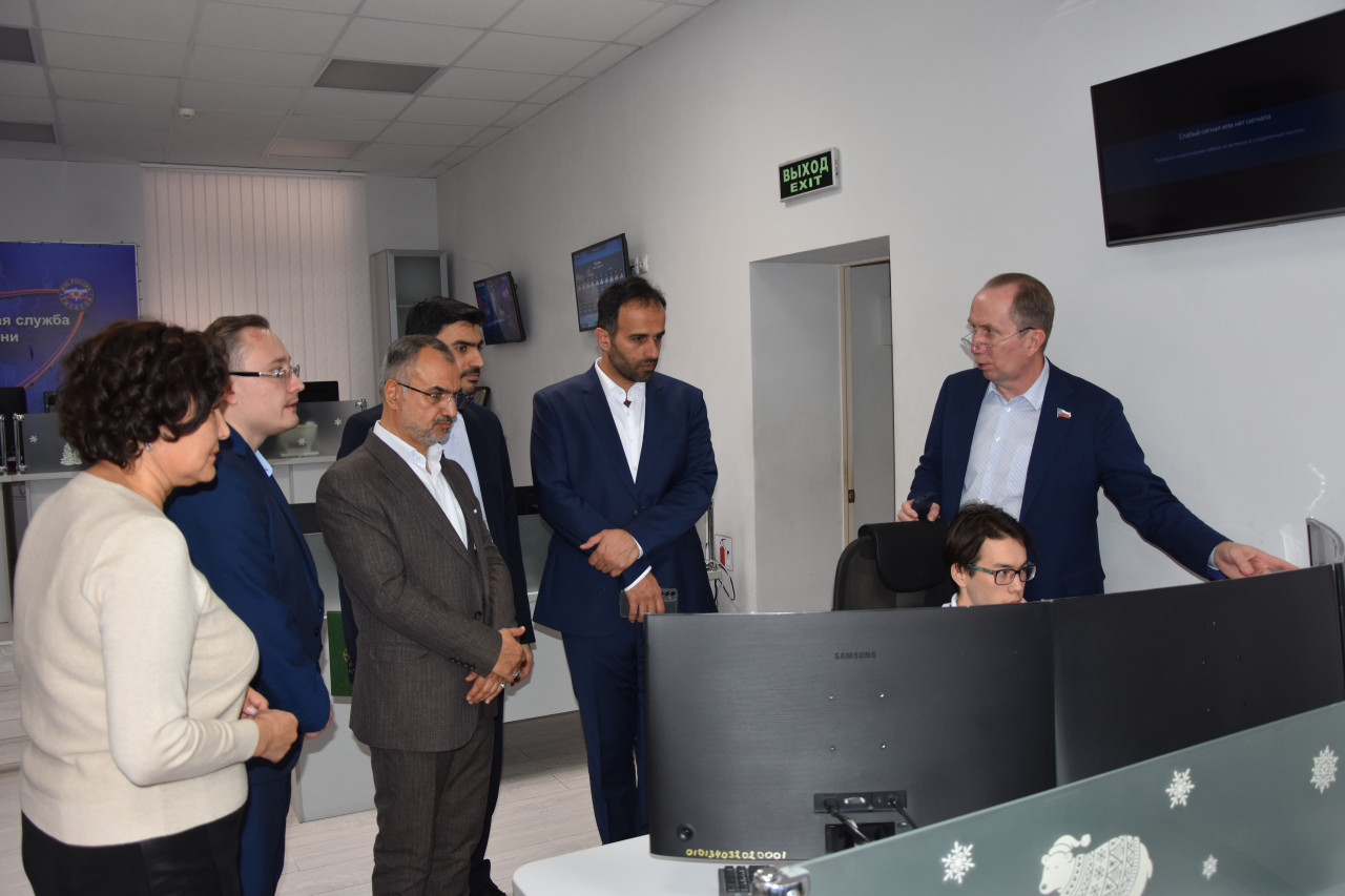 Астраханские спасатели на глазах у гостей из Ирана мгновенно прибыли на место взрыва