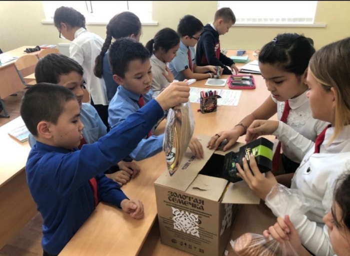 Астраханские школьники поздравили российских солдат с наступающим Новым годом