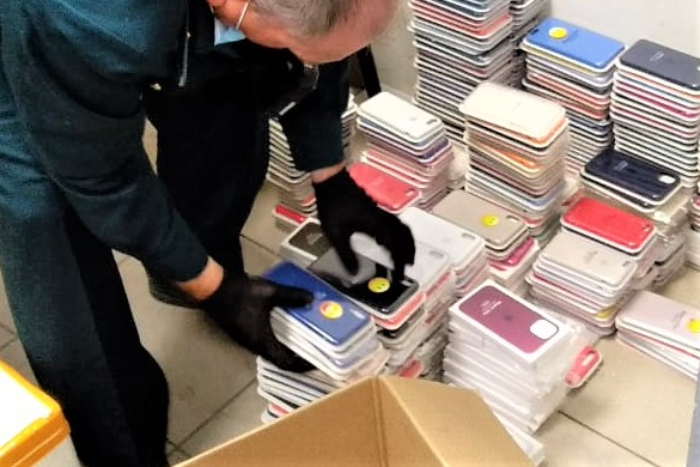 ﻿Астраханские таможенники выявили крупную партию контрафактных аксессуаров Apple