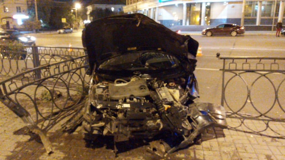 Трое пострадавших: подробности жесткой тройной аварии в центре Астрахани, в которой раздербанило машину