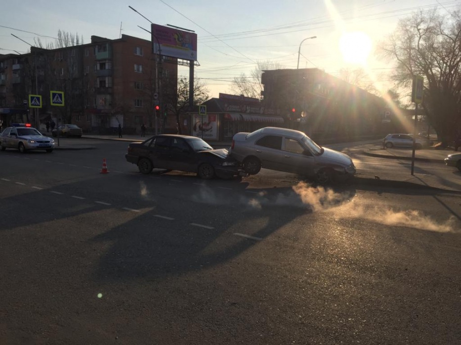 В Астрахани такси умудрилось заехать под Hundai Accent
