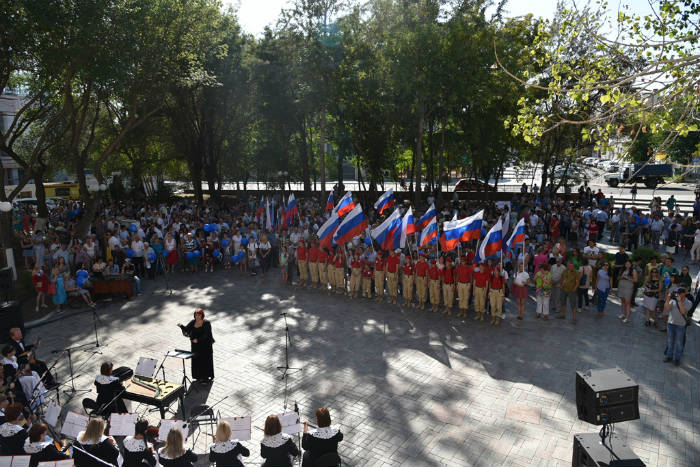  Астраханцы отмечают День Государственного флага Российской Федерации