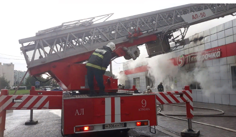 В мкр Бабаевского горит "Пятёрочка"