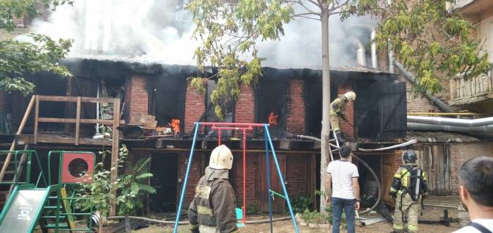 В центре Астрахани загорелась гостиница