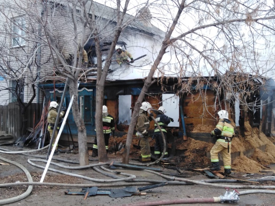 Появились кадры мощного пожара на Перевозной в Астрахани: от дома ничего не осталось