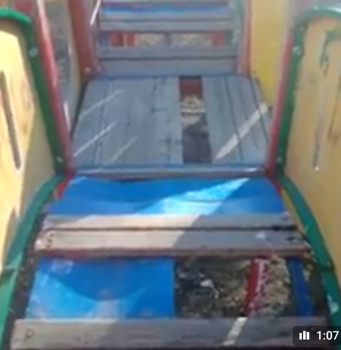 Астраханец снял на видео небезопасную детскую площадку