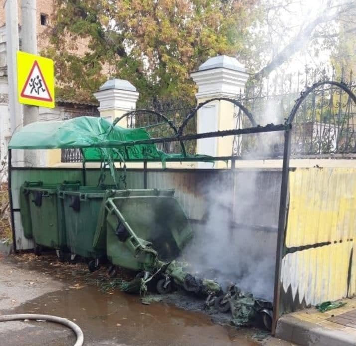 В центре Астрахани живописно расплавилась мусорная площадка