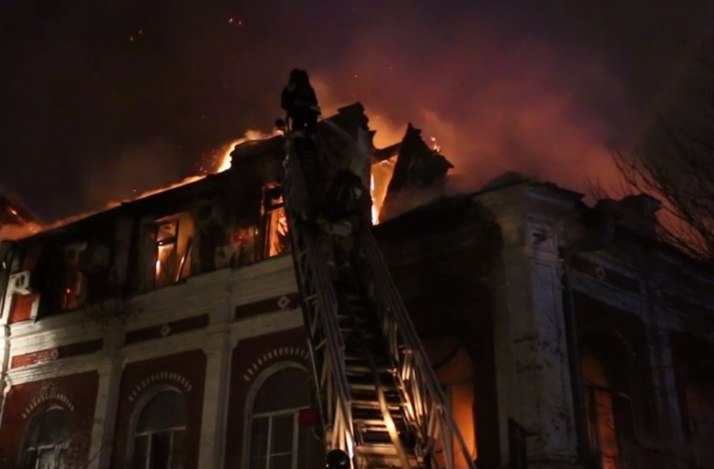В центре Астрахани произошел масштабный пожар, эвакуированы жители