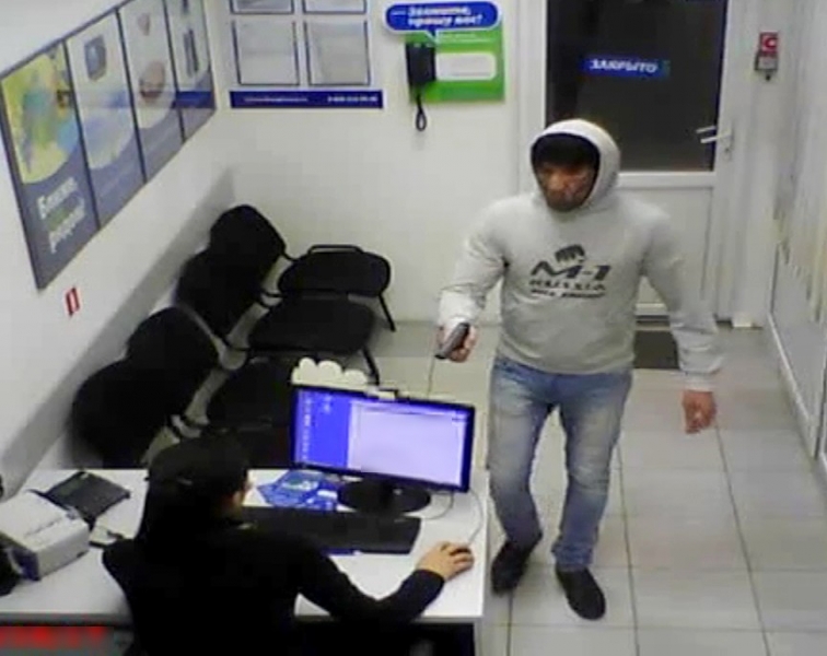 Астраханец, разрисовав лицо черной гуашью, ограбил кредитный центр