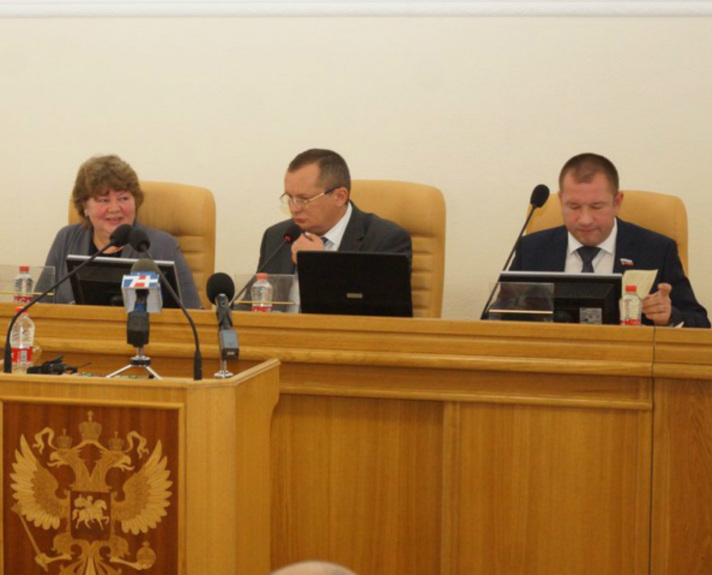 Оппозиционные фракции облдумы вышли из повиновения