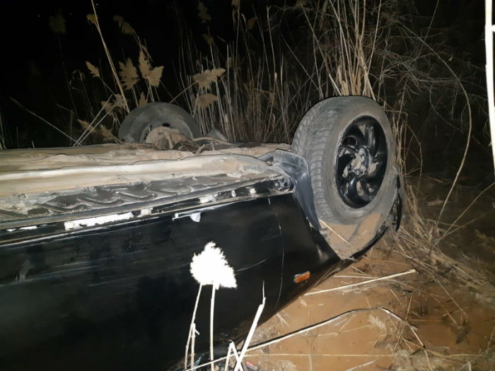 В Астрахани автомобиль врезался в бордюр и опрокинулся
