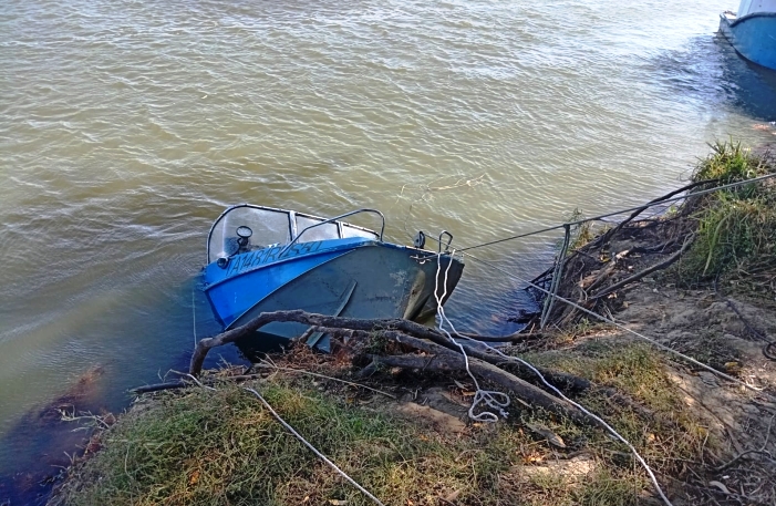 Астраханский спасатель освободил гостей из Подмосковья от островного заточения