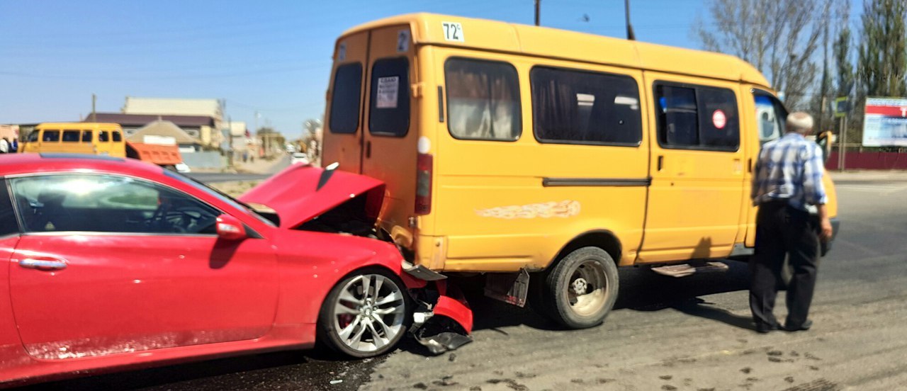 В Астрахани спорткар «залетел» под маршрутку
