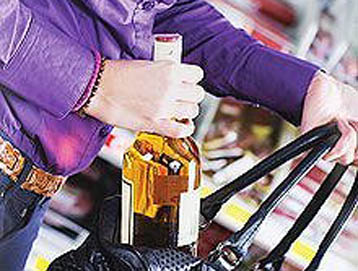 Две гостьи из Калмыкии украли из астраханского магазина алкоголь и косметику