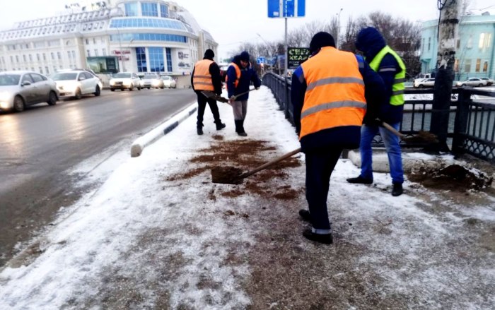 В Астрахани активно посыпают пескосоляной смесью улицы, дорожки в скверах и мосты