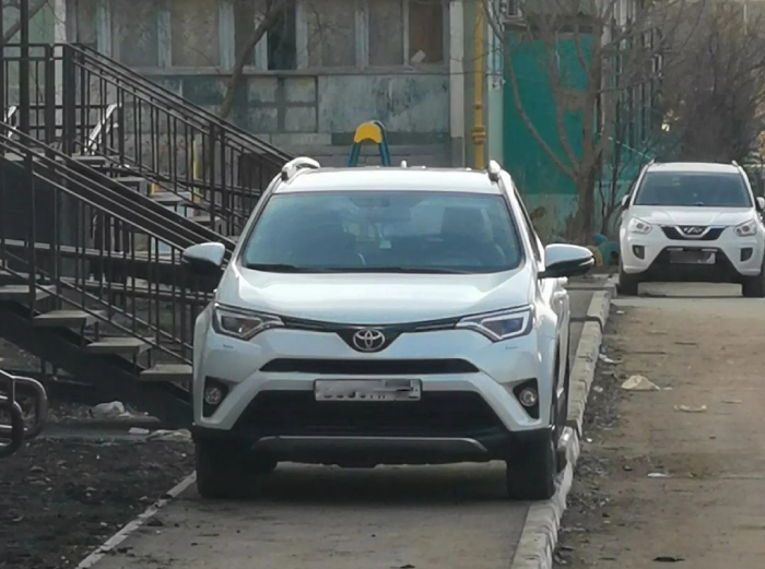 Паркуюсь, где хочу! В Астрахани водитель иномарки припарковался на тротуаре  ﻿
