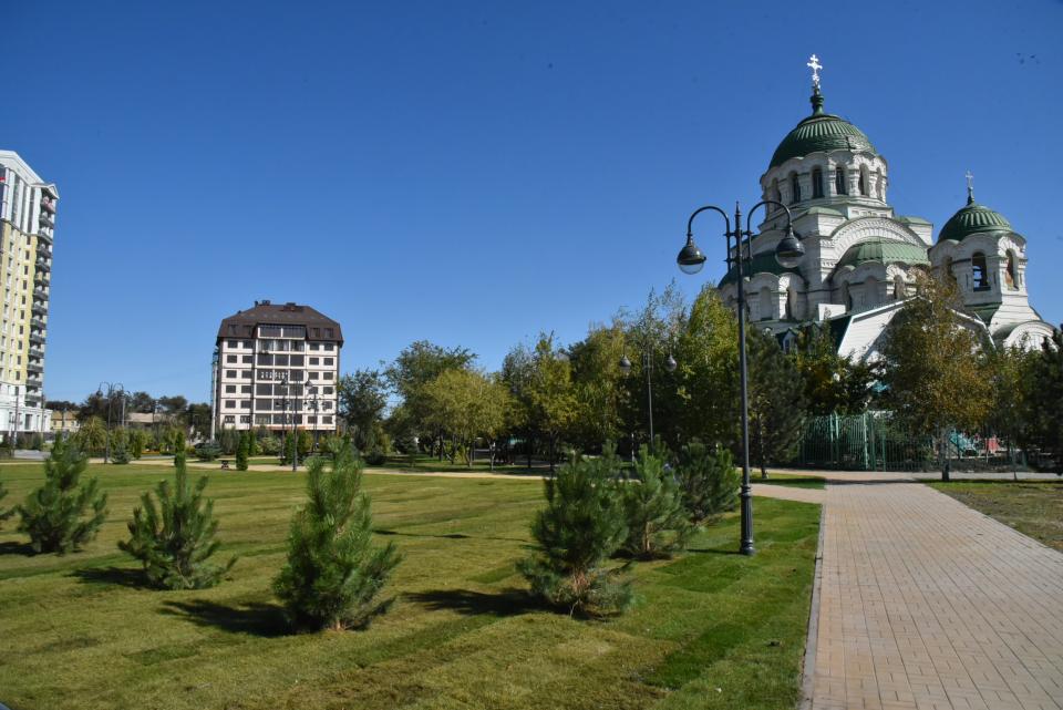 В Астрахань привезли деревья из Европы, а скамейки - из Баку