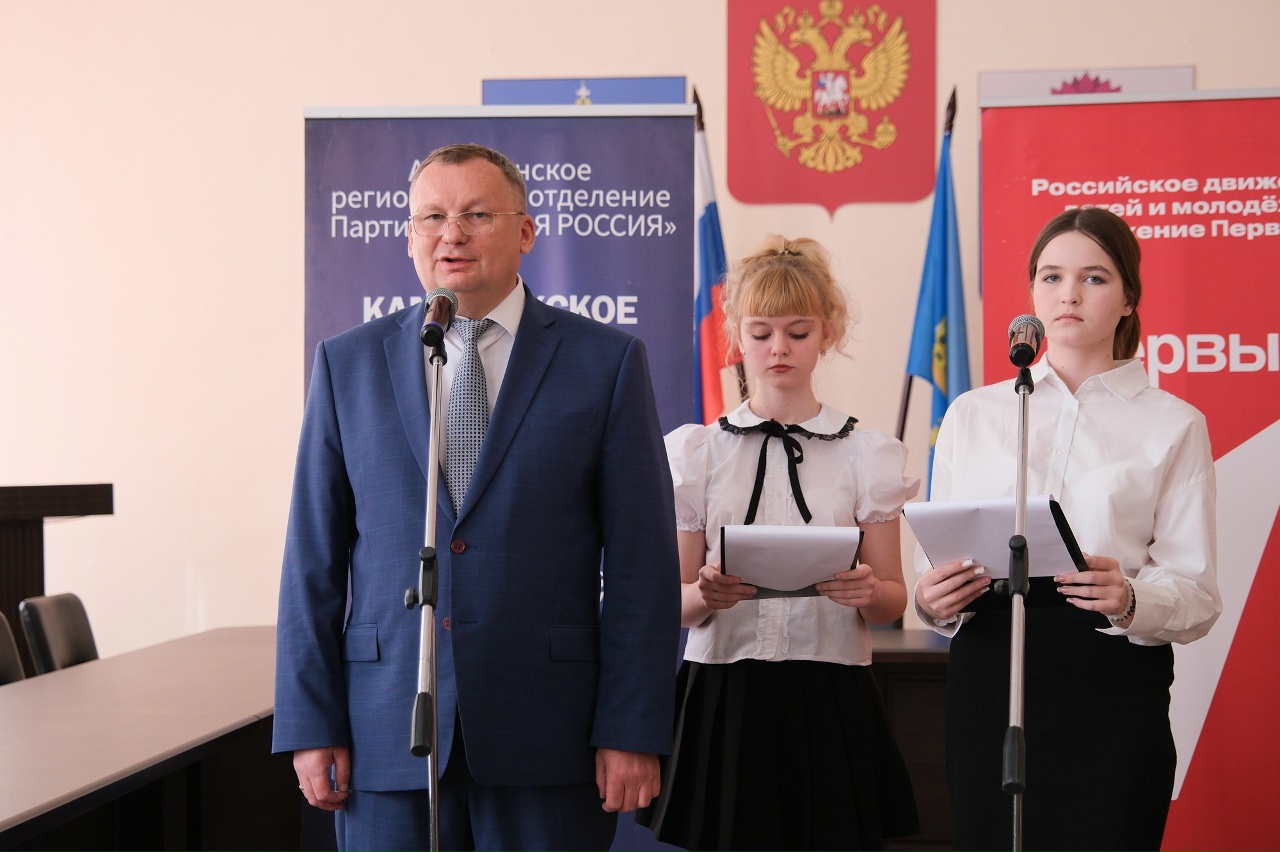 Игорь Мартынов вручил первые паспорта камызякским школьникам