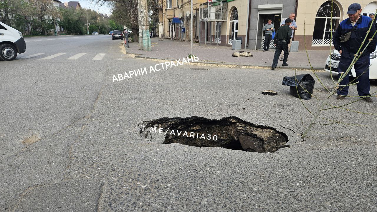 В Астрахани на оживленном перекрестке под колесами грузовика провалился асфальт