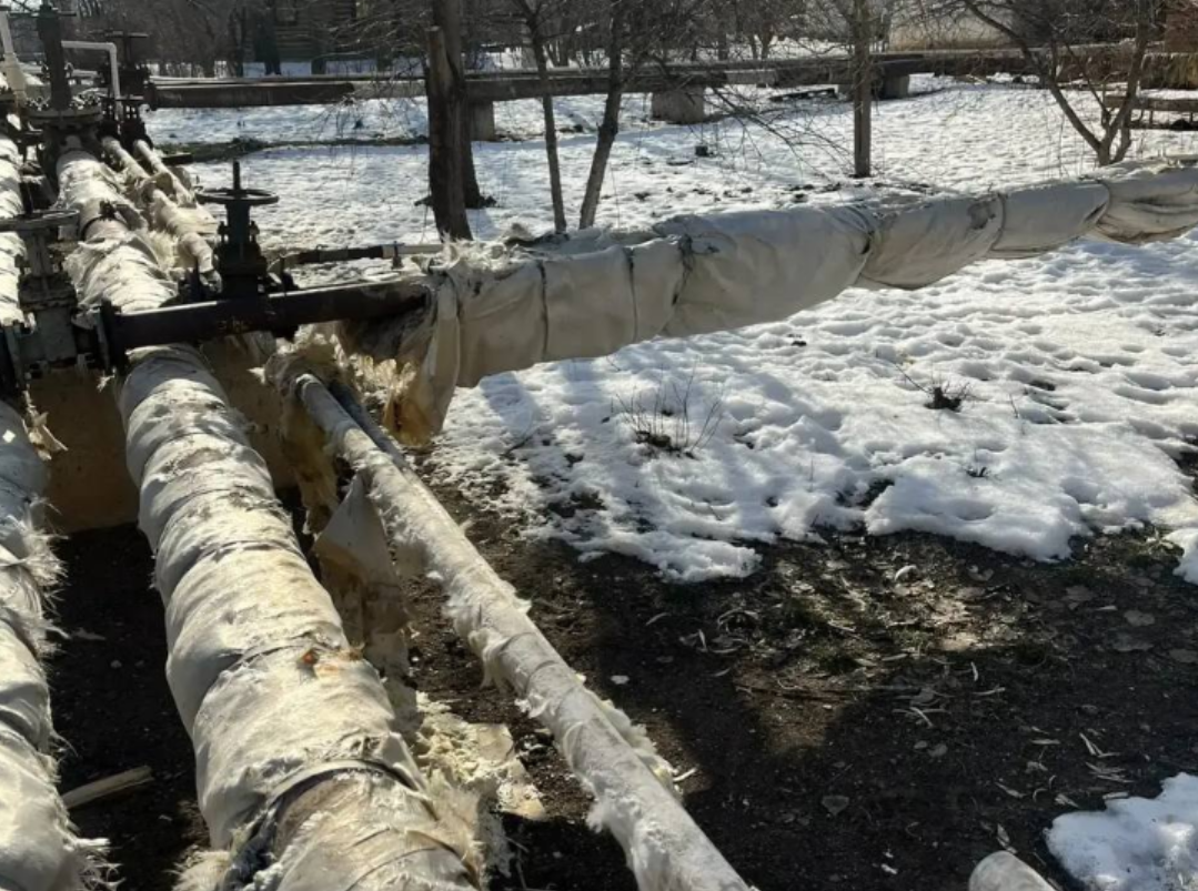 Труба горячего водоснабжения лопнула от мороза в астраханской больнице
