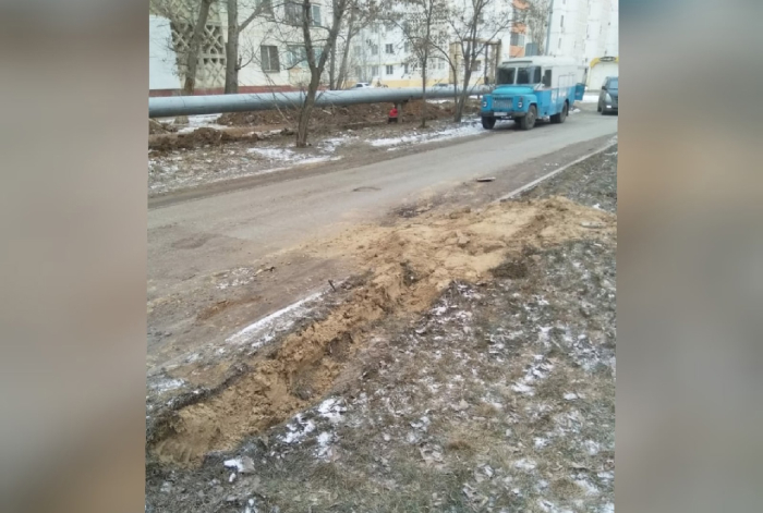 Не провалился, а закопался: подробности ЧП с подъемным краном в Астрахани