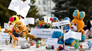 НОВЫЙ ПРОТЕСТНЫЙ КРЕАТИВ: Оппозиция вывела на улицы игрушечных демонстрантов