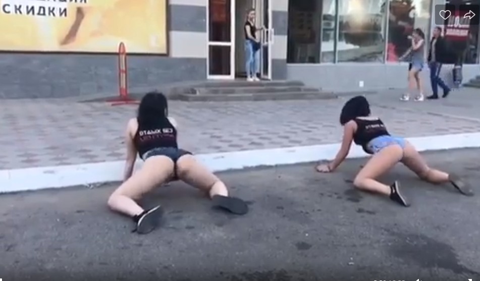 Астраханки исполнили странный и страстный танец