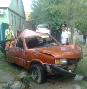 В воскресенье в Астрахани опрокинулся автомобиль