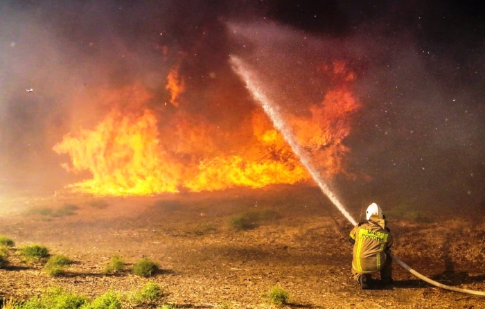 Севернее Астрахани вновь возник крупный ландшафтный пожар в селе Растопуловка