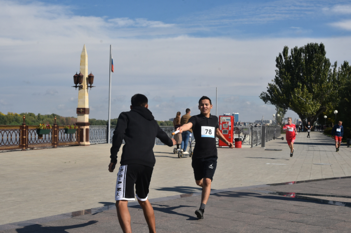 Центральная набережная на выходных превратилась для астраханцев в беговую дорожку
