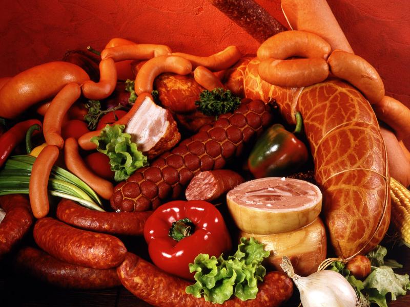 Астраханскому предпринимателю пришлось уничтожить 64 кило колбасы из-за проверки